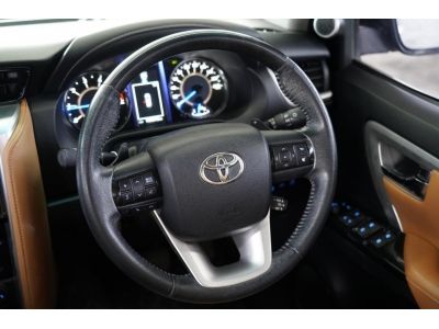 2015 TOYOTA FORTUNER 2.8 V 4WD A/T สีน้ำตาล รูปที่ 9