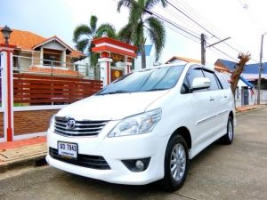 toyota innova 2.0 v เบนซินรุ่น top ปี 2012 สีขาวรถสภาพสวยมือเดียวออกห้างป้ายแดงไม่เคยมีอุบัติเหตุไม่เคยจมน้ำเบาะ 3 แถวรถครอบครัวพร้อมใช้