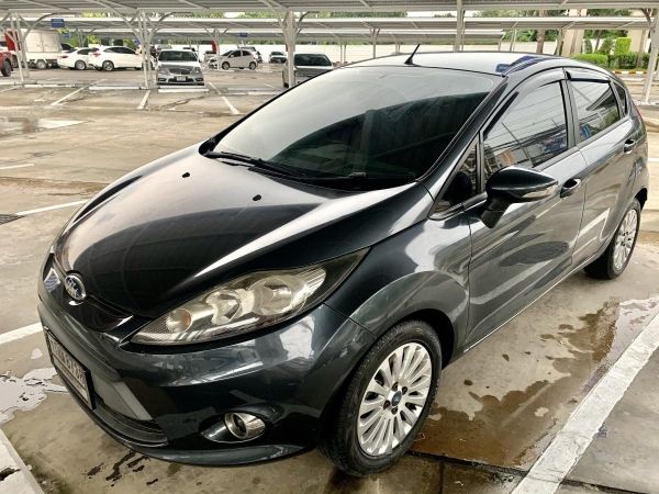 มาไวไปไว รถบ้าน มือเดียว ออกห้าง  Ford Fiesta 2012