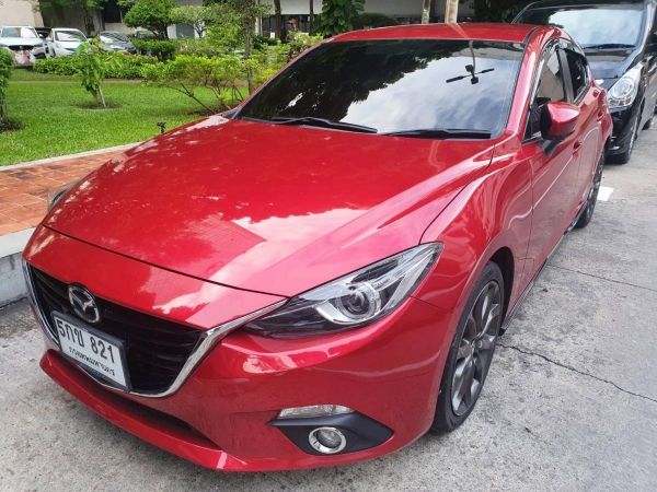 เจ้าของขายเอง รถมือเดียว Mazda3 2.0 S skyactive ปี2015 Hatchback (5ประตู) สีแดง