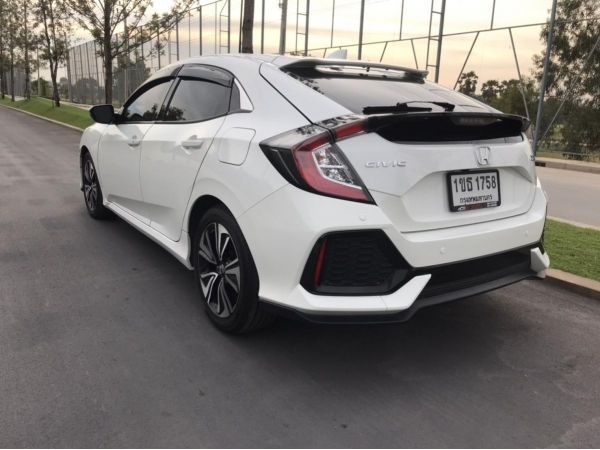 Honda civic Fk 1.5  AT Hatchback 5ประตู เดือน12ปี17จดปี 2018 สีขาว เจ้าของเดียว สภาพดี  รับรองสภาพ เขียนระบุในสัญญา  ไม่ชนไม่จม พาช่างมาตรวจสอบสภาพรถได้  ขาย 830000 บาท  ผ่อนนาน 7 ปี  ดอกพิเศษ  ออกรถ  รูปที่ 0