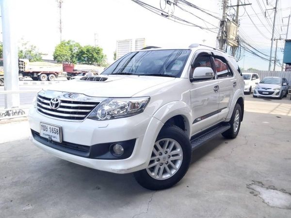 TOYOTA FORTUNER 3.0 V 4WD รุ่นท็อป ขับ4 ปี20120สีขาว รถสภาพสวยเดิมเครื่องดีเซลภายในสวยเบาะหนังแท้ปรับไม่เคยจมน้ำไม่เคยมีอุบัติเหตุ