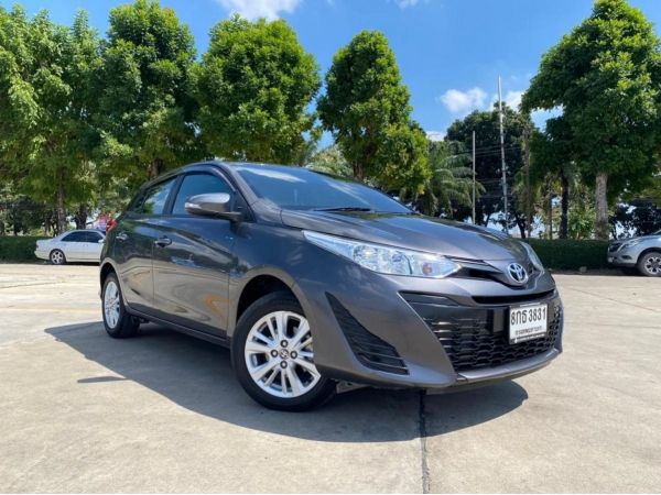 TOYOTA YARIS 1.2 E  5 ประตู A/T เบนซิน สภาพป้ายแดง