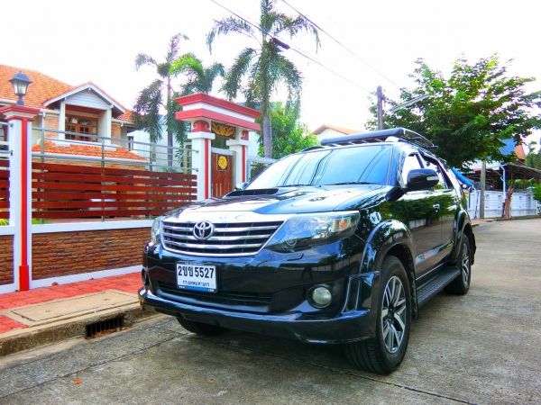 TOYOTA FORTUNER 3.0 V 4WD รุ่นท็อป ขับ4 ปี20120สีดำ รถสภาพสวยเดิมเครื่องดีเซลภายในสวยเบาะหนังแท้ปรับไม่เคยจมน้ำไม่เคยมีอุบัติเหตุ