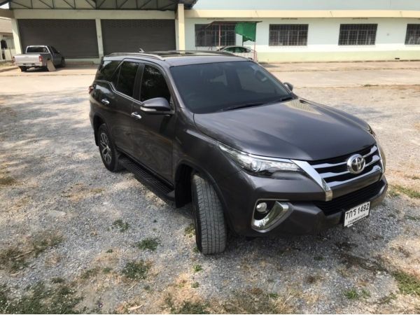 รถผู้บริหาร 2016 Toyota Fortuner 2.8 V 4WD SUV สีเทา