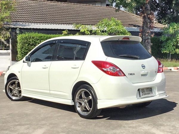 NISSAN TIIDA 1.8 G 5 ประตู HATCHBACK AUTO ปี2010 โฉมไมเนอร์เชนจ์ รุ่นท๊อป ABS AIRBAGคู่ สีขาวมุก น้ำมันล้วน