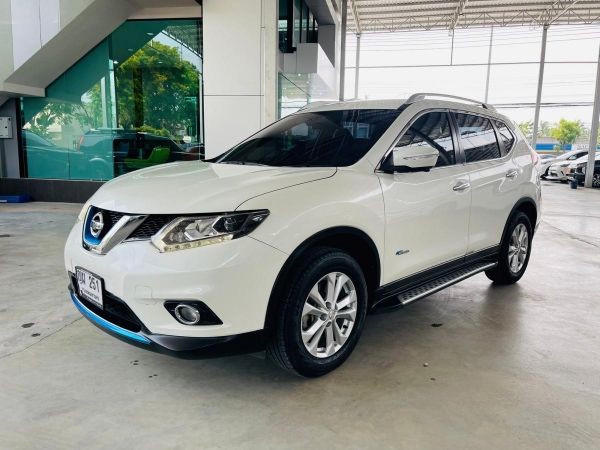 NISSAN X-TRAIL 2.0V  Hybrid 4WD รถปี 2015 จดปี 2017 สีขาวมุก