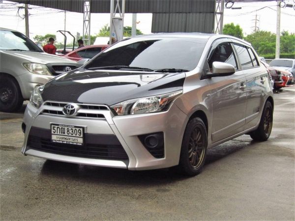 ประหยัดน้ำมันและทรงดี ดีพร้อมแบบนี้ฟรีดาวน์ออกรถ0บาทนะครับ 2014จด2016 TOYOTA YARIS 1.2 J ECO  AUTO สีเทา