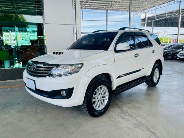 TOYOTA FORTUNER  2.5V 2WD รถปี 13 จด 14