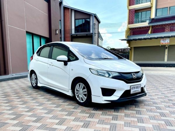 ็ขายรถบ้าน HONDA JAZZ 1.5S ปี 2015 เบนซิน เกียร์Auto ฟรี ดาวน์ ฟรี ส่งรถทั่วประเทศ