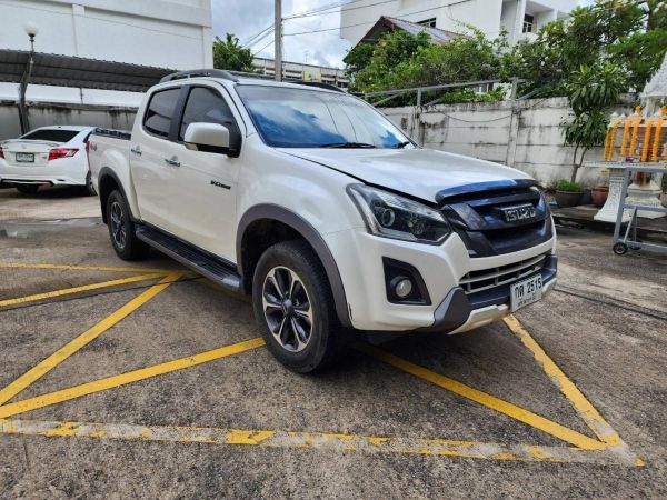 2017 ISUZU D-MAX 3.0 V CROSS 4WD 4DR A/T สีขาว