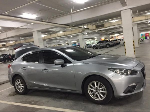 2015 MAZDA 3 2.0 รถเก๋ง 4 ประตู ใช้น้อย เข้าศูนย์