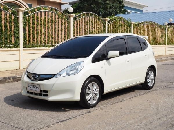 HONDA JAZZ 1.3 HYBRID ปลายปี 2012 เกียร์AUTO สีขาวมุก สภาพนางฟ้า รูปที่ 0