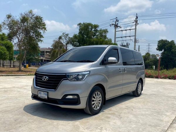 HYUNDAI H1 2.5 Touring ปี 18 จด 19 เครื่องดีเซล เจ้าของเดียว