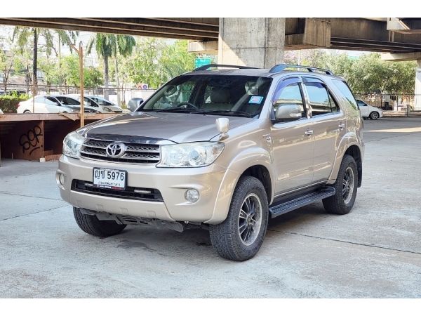 Toyota Fortuner 2.7 V AT ปี 2011 โปร ฟรีดาวน์ กู้ได้100%  ไม่ต้องมีคนค้ำ