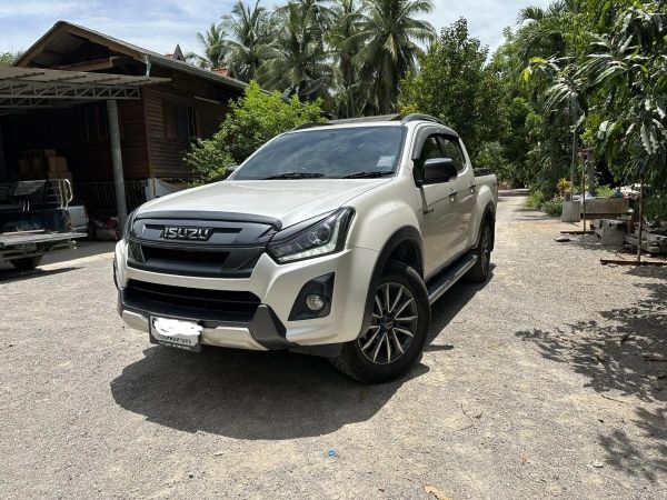 Isuzu d-max cab4 3.0 v-cross max z-prestige mt 4wd