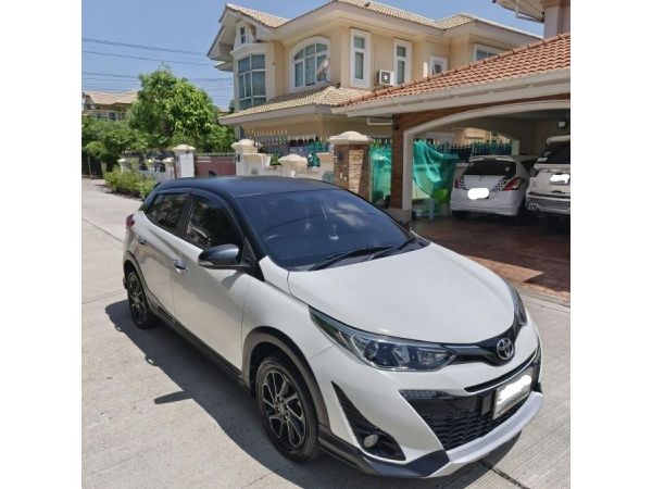 ขายรถมือสอง ผู้หญิงขับ Yaris High Cross 5 ประตู