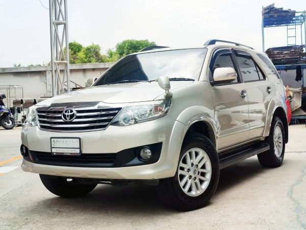 Toyota Fortuner 2.7 V A/T เบนซิน ปี 2013จด14 รถสวยดูแลดี