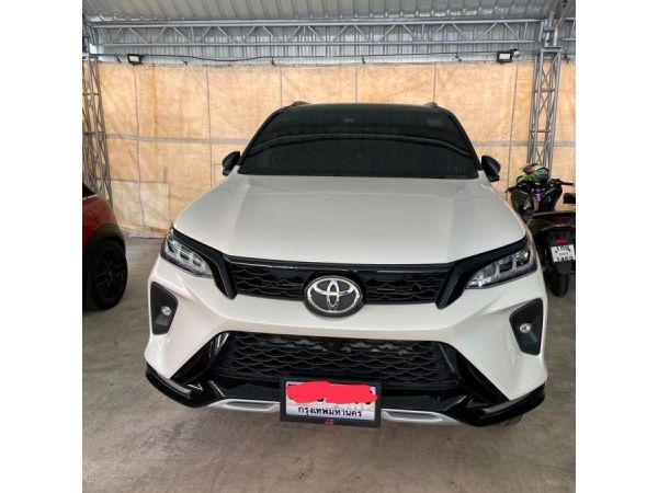 ขายรถ Toyota Fortuner Legender 2.4 ขับ 2 ปี 2022 สีขาว-ดำ