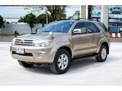 TOYOTA FORTUNER  3.0 V ปี2010 สีน้ำตาล เกียร์ AT