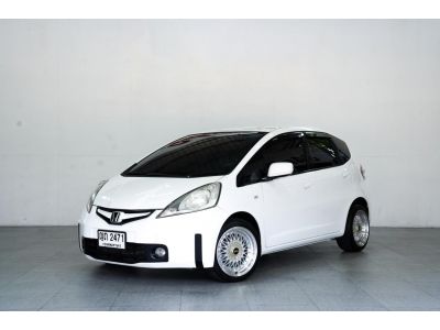 HONDA JAZZ 1.5 V AT ปี 2010 จด 2011 สีขาว