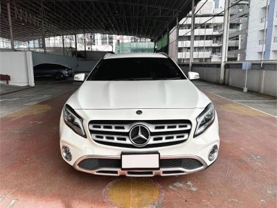 รถ BENZ GLA 200 สีขาว