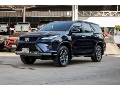 โตโยต้าชัวร์ ฟรีดาวน์ เทรสไดร์ฟ Fortuner 2.4 Leader V 4x4 A/T ปี 2023