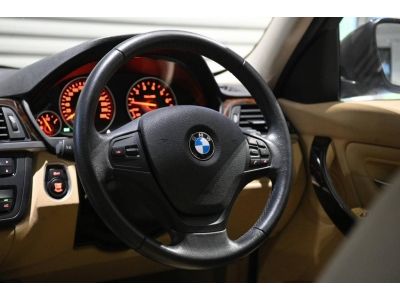 BMW 320i Base 2013 รูปที่ 12