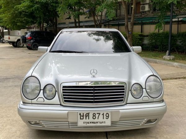 (เจ้าของรถขายเอง) BENZ E230 สีเทา รุ่นปี ค.ศ.1996 (พ.ศ. 2539)  รถบ้าน ใช้เองมือเดียว สภาพสวยมากทั้งภายในและภายนอก พร้อมประกันภัยรถยนต์ ประเภท 3 PLUS รูปที่ 1