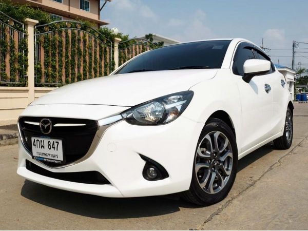 MAZDA 2 1.5 SKYACTIVE XD SPORTS HIGH PLUS ปี 2015 เกียร์ AUTO สีขาวมุก (นิยม) รถสภาพนางฟ้า รูปที่ 1