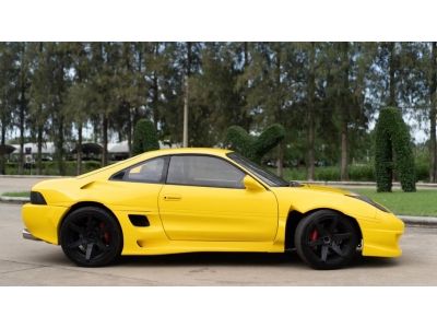 Toyota MR2 สีเหลือง 