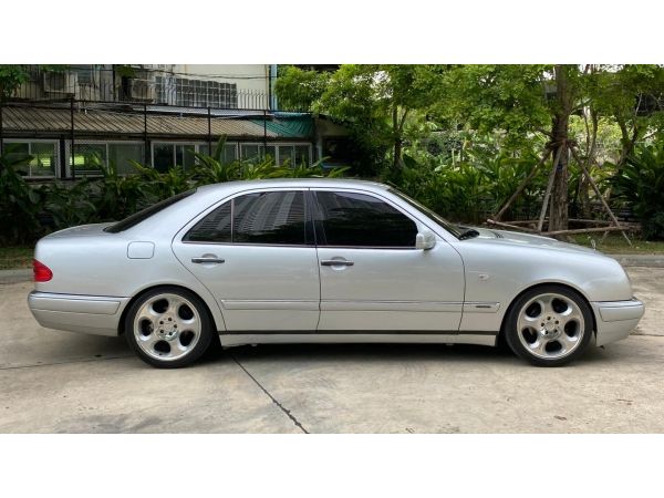 (เจ้าของรถขายเอง) BENZ E230 สีเทา รุ่นปี ค.ศ.1996 (พ.ศ. 2539)  รถบ้าน ใช้เองมือเดียว สภาพสวยมากทั้งภายในและภายนอก พร้อมประกันภัยรถยนต์ ประเภท 3 PLUS รูปที่ 2