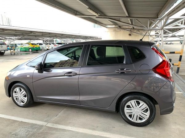 ขายรถยนต์ Honda Jazz 2017 วิ่งน้อย ไม่เคยชน รูปที่ 2