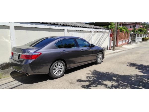 Accord 2.0 EL ปี2013 เจ้าของขายเอง ใช้คนเดียว เช็คศูนย์ตลอด ขาย570,000 นัดดูรถ 0814008543 รูปที่ 2