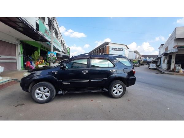 toyota fortuner 3.0 4wd v. ปี2010 สีดำ เจ้าของขายเอง รูปที่ 2