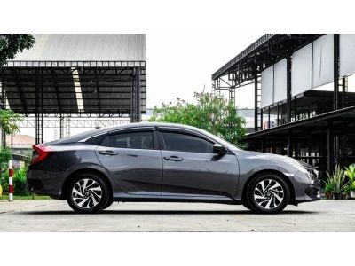 Honda Civic FC 1.8 E 2017 สีเทา รูปที่ 2