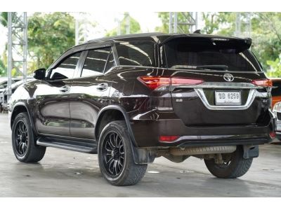 2015 TOYOTA FORTUNER 2.8 V 4WD A/T สีน้ำตาล รูปที่ 2