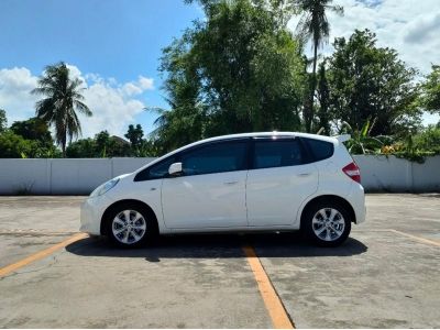 HONDA JAZZ 1.5 V CC. ปี 2012 สี ขาว เกียร์ Auto รูปที่ 2