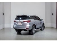 TOYOTA FORTUNER 2.4 V สีเทา เกียร์ AT ปี 2021 รูปที่ 2