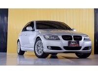 2010 BMW 320d 2.0 E90 SE Sedan AT สีเงิน เกียร์ออโต้ เครื่องดีเซล บอดี้สวย ไม่มีอุบัติเหตุ เป็นรุ่นที่ประหยัดเชื้อเพลิงดีมาก รูปที่ 2