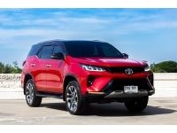 TOYOTA Fortuner 2.4 LEGENDER 4x4 6A/T ปี 2021 จด 2022 รถสีแดง Emotional Red หลังคาดำ Black Top รถบ้านแท้ มือเดียวป้ายแดง เลขไมล์ 104,xxx km. รูปที่ 2