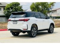 TOYOTA NEW FORTUNER 2.4REGENDER BLACKTOP 2WD ปี2021สีขาว เกียร์ออโต้ เครื่องดีเซล รูปที่ 2