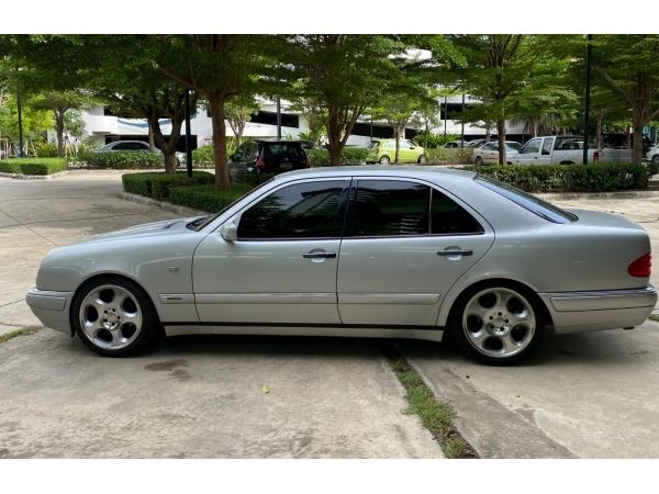 (เจ้าของรถขายเอง) BENZ E230 สีเทา รุ่นปี ค.ศ.1996 (พ.ศ. 2539)  รถบ้าน ใช้เองมือเดียว สภาพสวยมากทั้งภายในและภายนอก พร้อมประกันภัยรถยนต์ ประเภท 3 PLUS รูปที่ 3