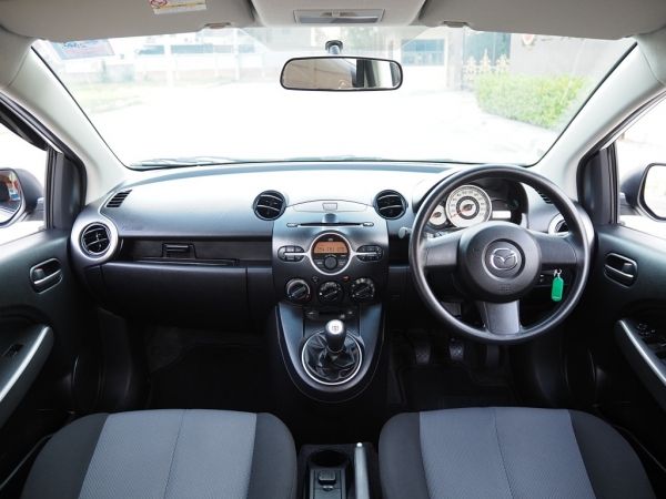 ปี 2012 MAZDA 2 HATCHBACK SPORTs 1.5 Groove  เกียร์MANUAL สีขาว(นิยม) สภาพป้ายแดง รูปที่ 3