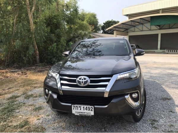 รถผู้บริหาร 2016 Toyota Fortuner 2.8 V 4WD SUV สีเทา รูปที่ 3