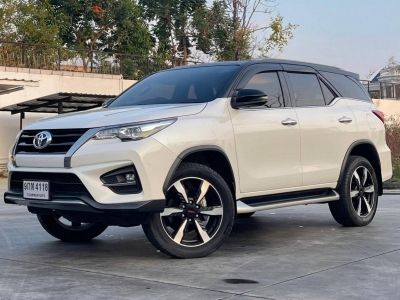 2019 TOYOTA FORTUNER 2.8 TRD  2WD TOP  เครดิตดีฟรีดาวน์ รูปที่ 3