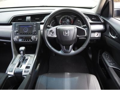 HONDA CIVIC FC 1.8 E i-VTEC ปี 2017 เกียร์AUTO สภาพนางฟ้า รูปที่ 3