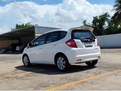 HONDA JAZZ 1.5 V CC. ปี 2012 สี ขาว เกียร์ Auto รูปที่ 3