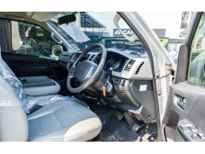 2013 Toyota Hiace 2.5 COMMUTER D4D Van MT รูปที่ 4