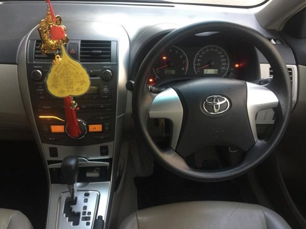 Toyota Corolla Altis 1.8 E สีขาว ปี2013  เครื่องเบนซิน มีเล่มทะเบียน เลขถัง เลขเครื่องยนต์ถูกต้องตรงปก ประกันชั้น1 และพรบ. ต่อทุกปี เลขไมล์แสดงอย่างชัดเจน 153,313  ไม่เคยชนหนัก ถ่ายน้ำมันเครื่องยนต์ตล รูปที่ 4